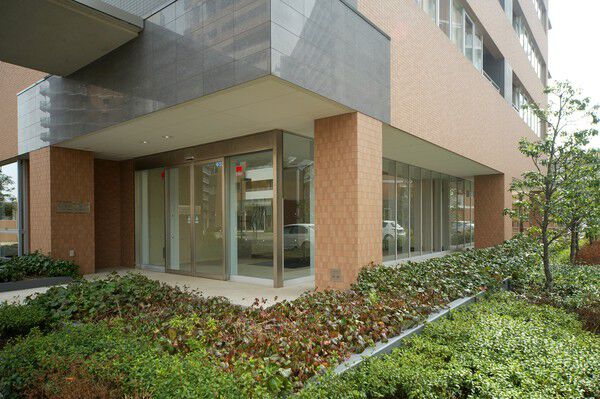 ガラスウォールのエントランスから見える鮮やかな植栽が訪れる人の心を癒します。		