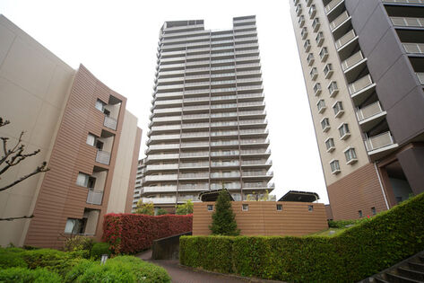 ”緑彩の丘”をテーマに創られた街に悠々と佇む住まい。 ”緑彩の丘”をテーマに創られた街に悠々と佇む住まい。