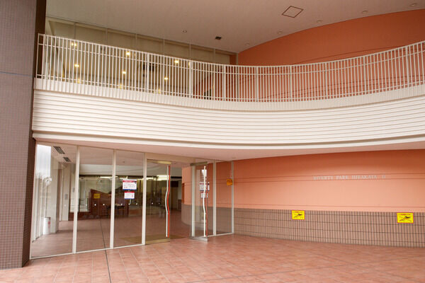 温かみのあるカラーデザインの、ピロティ風エントランス。 温かみのあるカラーデザインの、ピロティ風エントランス。