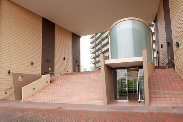 開放感あふれるD棟に通じるメインエントランス。 開放感あふれるD棟に通じるメインエントランス。