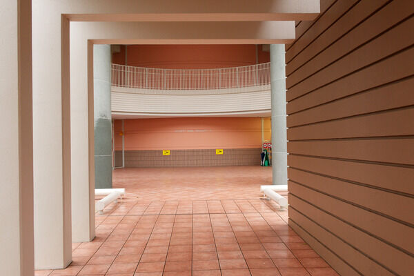 温もりを感じさせるエントランスアプローチ。 温もりを感じさせるエントランスアプローチ。