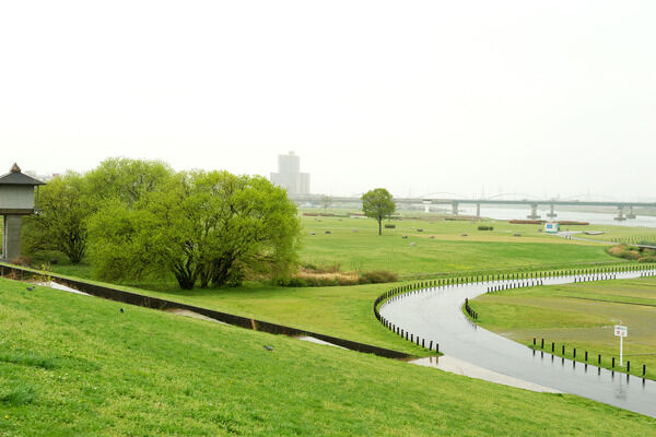 広大な河川敷を生かした「淀川河川公園」は、約70m(徒歩1分)。 広大な河川敷を生かした「淀川河川公園」は、約70m(徒歩1分)。