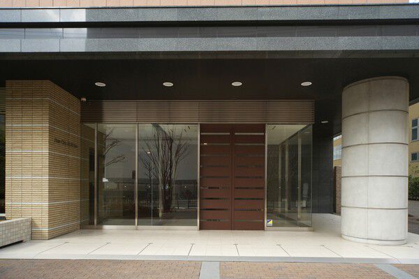 エントランスでは風格ある石造りの柱が重厚感を醸し出す。		 エントランスでは風格ある石造りの柱が重厚感を醸し出す。