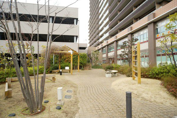 敷地内に設置されたプレイロット。		 敷地内に設置されたプレイロット。