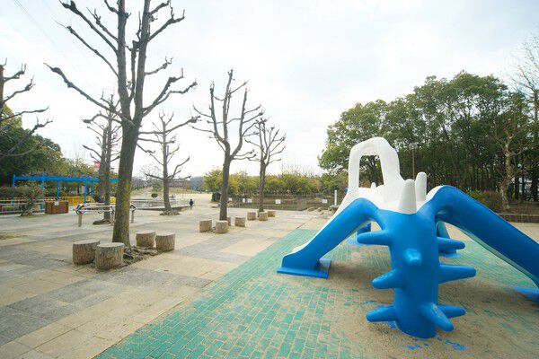 水と緑あふれる「樟葉中央公園」へは約450m(徒歩6分)。		 水と緑あふれる「樟葉中央公園」へは約450m(徒歩6分)。