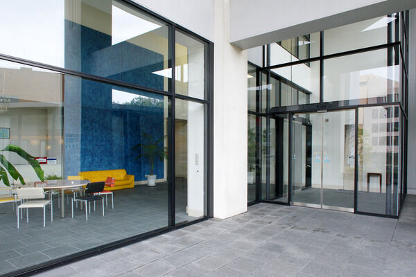 上品なシンプルさを醸し出す、2層吹き抜けのエントランスホール。 上品なシンプルさを醸し出す、2層吹き抜けのエントランスホール。