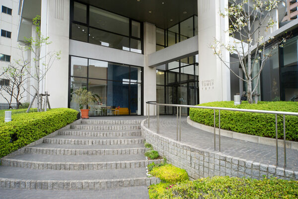 鮮やかな緑と緩やかなスロープ付の階段が、優越感を誘うアプローチ。 鮮やかな緑と緩やかなスロープ付の階段が、優越感を誘うアプローチ。