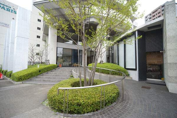 街並みとの調和を図りながら、個性を主張するデザインを配しています。 街並みとの調和を図りながら、個性を主張するデザインを配しています。