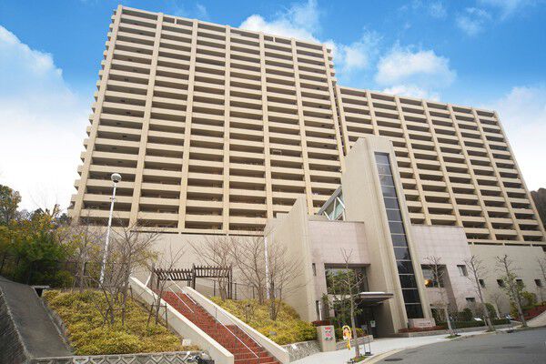 【コスモフォレスタ箕面】閑静な住宅街に馴染む落ち着いた色調のタイル貼り。		