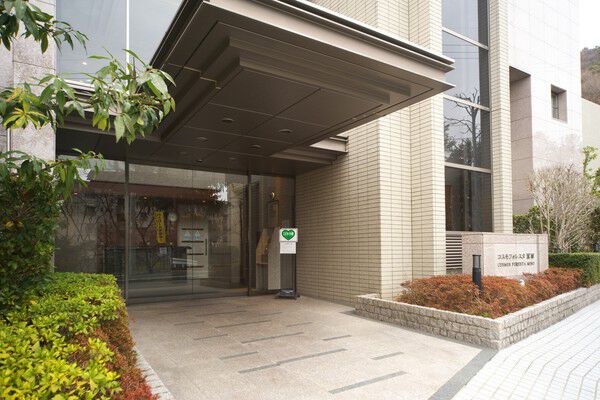 エントランスには植物が配されて、季節ごとに違った表情を見せます。