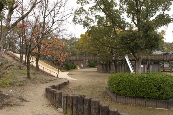 吊り橋のあるアスレチック公園「唐池公園」まで約1,300m（徒歩17分）。