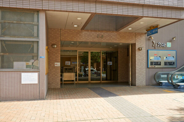 駅までの移動にもスムーズな、エスカレーターを設置したエントランスアプローチ。	