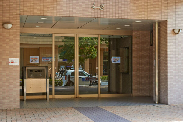 エントランス奥には、宅配ロッカーを設置しています。	