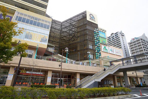 大型ショッピング施設「あまがさきキューズモール」は約280m（徒歩4分）。	