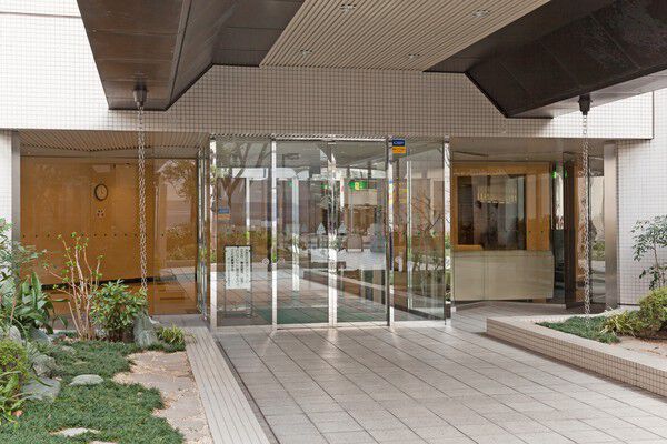 エントランスには宅配ボックスが設置されています。