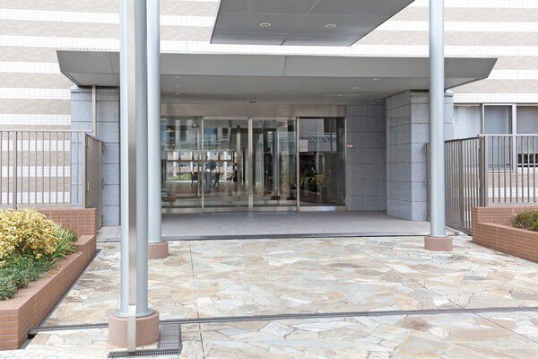 エントランスには、宅配ボックスやコンシェルジュカウンターを設置。