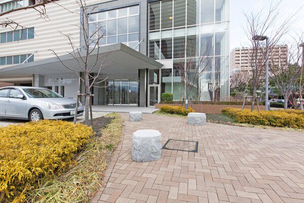 メインエントランス前は様々な草花が植樹され、四季を彩る空間を演出。