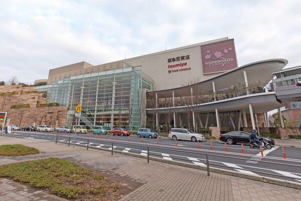 大型商業施設「阪急西宮ガーデンズ」まで約300m（徒歩4分）。