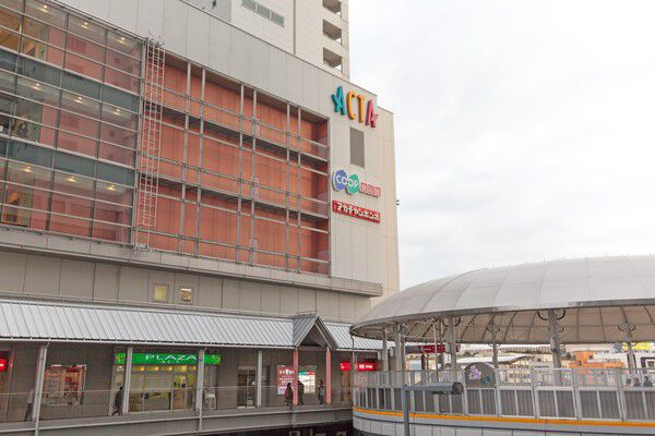 駅から直結、普段の買い物に便利な「アクタ西宮」まで約400m（徒歩5分）。