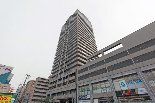 【エイヴィスタワー西宮】低層部の屋上には「プライベートガーデン(屋上庭園)」を設けています。