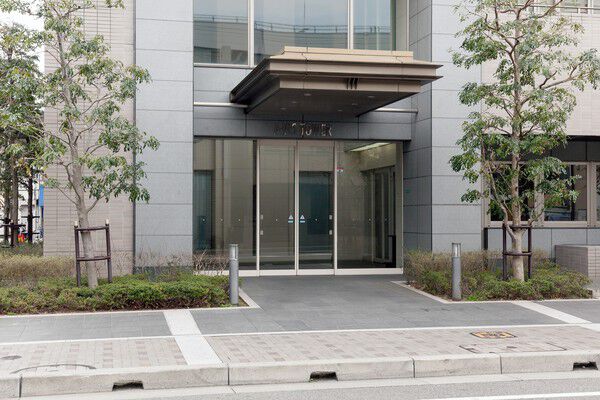 二層吹き抜け、石貼りのエントランスホールがあります。