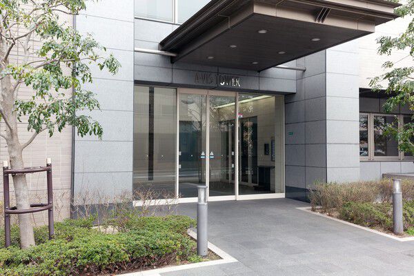 エントランスホールにはダブルオートドアを採用。