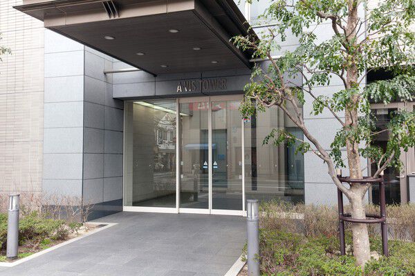 住む人や来訪者を、美しい木々が出迎えてくれます。