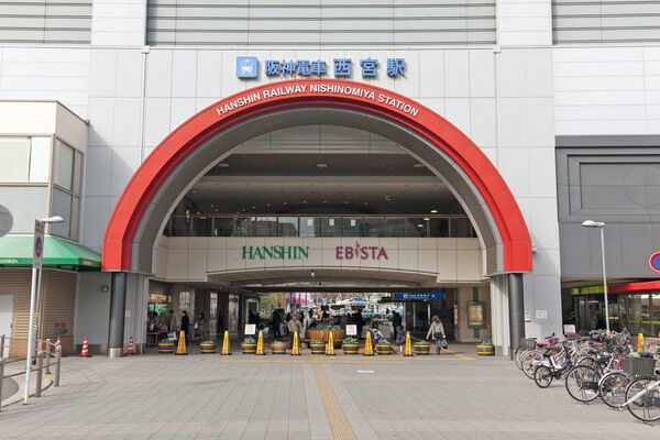 最寄りの阪神電鉄本線「西宮」駅は、約80m（徒歩1分）。