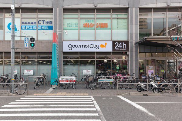 隣接する「グルメシティ阪神西宮店」は約80m（徒歩1分）。