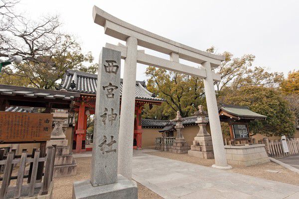 福男選びで全国にも知られる「西宮神社」は約140m（徒歩2分）。