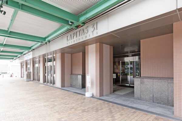 ホテルライクな、直線的で開放感のあるアプローチ。 ホテルライクな、直線的で開放感のあるアプローチ。