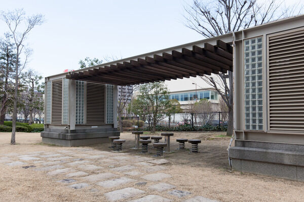 地域のコミュニティスポットともなる敷地内にある「憩いと語らいの広場」。 地域のコミュニティスポットともなる敷地内にある「憩いと語らいの広場」。