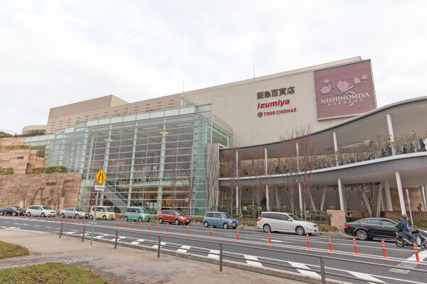 衣食住が充実する大型商業施設「阪急西宮ガーデンズ」まで約350m(徒歩5分)。 衣食住が充実する大型商業施設「阪急西宮ガーデンズ」まで約350m(徒歩5分)。