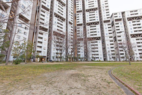 敷地内には芝生の広場があり、住民の憩いの場に。 敷地内には芝生の広場があり、住民の憩いの場に。