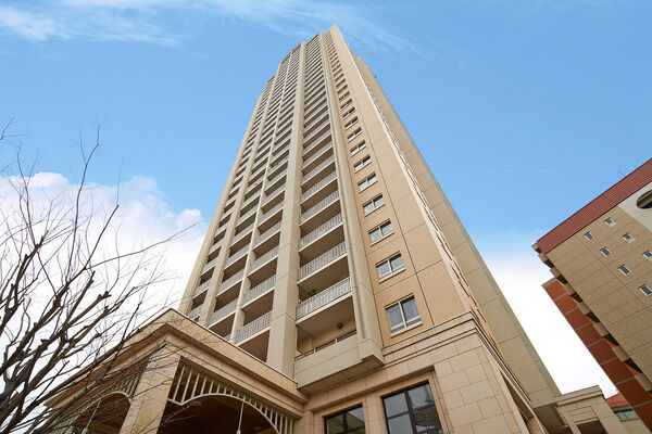 【ファミール宝塚グランスイートタワー】周囲の景観と調和する、石造建築調の外観。 【ファミール宝塚グランスイートタワー】周囲の景観と調和する、石造建築調の外観。