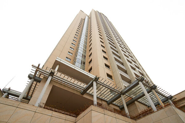 【ファミール宝塚グランスイートタワー】名門ホテルのような佇まい。ヨーロピアンな感覚に満ちたラウンジを設置。 【ファミール宝塚グランスイートタワー】名門ホテルのような佇まい。ヨーロピアンな感覚に満ちたラウンジを設置。