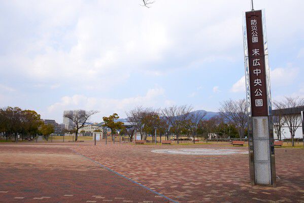 大きな複合遊具のある「末広中央公園」は、約1,500m(徒歩19分)。 大きな複合遊具のある「末広中央公園」は、約1,500m(徒歩19分)。