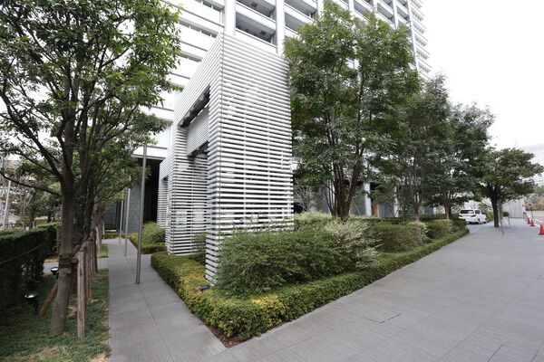 アーティスティックなゲートが迎えるエントランスアプローチ。 アーティスティックなゲートが迎えるエントランスアプローチ。