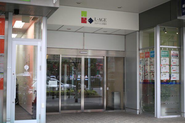 ガラス張りのエントランス。オートロックと防犯カメラで安全性を高めています。		