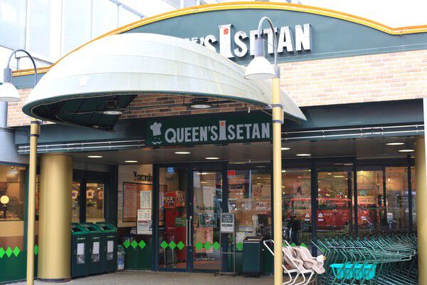 マンション1階の「クイーンズ伊勢丹　小石川店」で日々の買い物も楽々。		