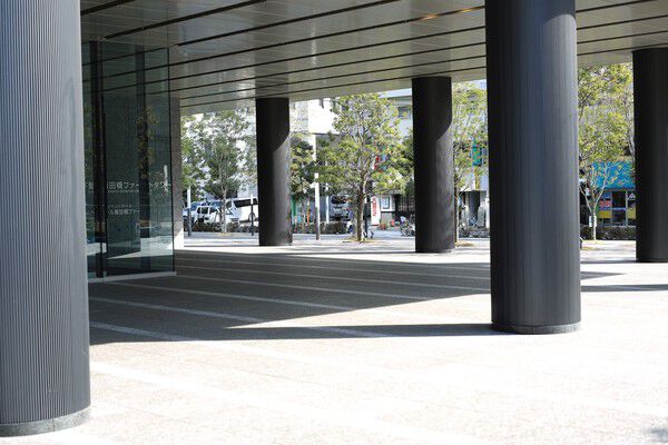 円柱で囲まれたアプローチは開放的な空間です。