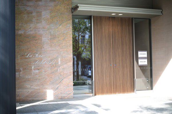 住む方に誇りを、訪れる方に感動を誘う上質なエントランス空間が広がります。