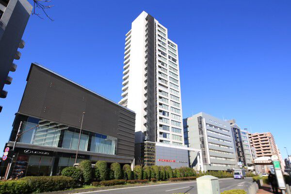 【ブランズタワー文京小日向】外観は下層にシルバー、住居層からは空に溶けこむピュアホワイトを採用。