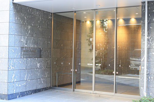 外壁には御影石を採用。落ち着いた色味と都会的な印象で迎えます。