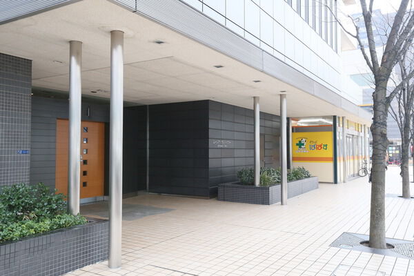 エントランスを店舗奥に配置し、プライバシーに配慮。		