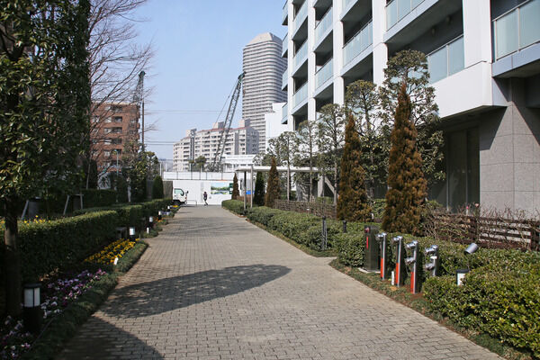 敷地西側の小さなガーデンでは寛ぎのベンチを設置。		 敷地西側の小さなガーデンでは寛ぎのベンチを設置。