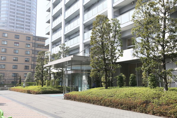 四季を通じて常緑樹の緑に包まれるランドスケープが誘うアプローチ。 	 四季を通じて常緑樹の緑に包まれるランドスケープが誘うアプローチ。