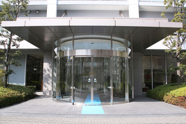 エントランスホールをぬけると、アーティスティックなクラブラウンジへ。		 エントランスホールをぬけると、アーティスティックなクラブラウンジへ。