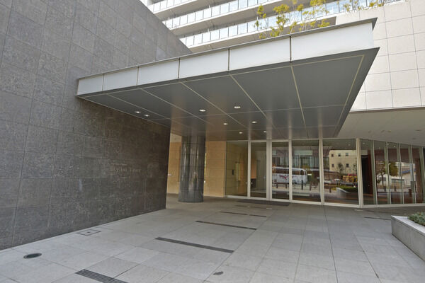 エントランスへ続くモダンなアプローチ。		