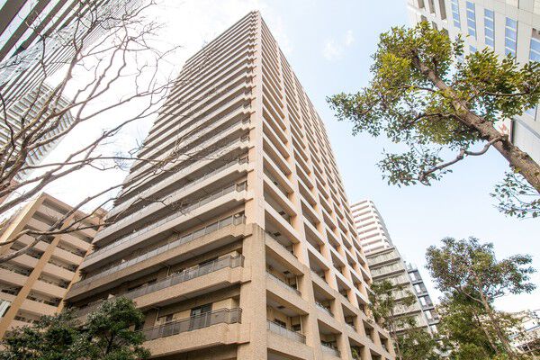 【ラクシア品川ポルトチッタ】西側から見た外観。周囲には緑が多く落ち着いた雰囲気。		 【ラクシア品川ポルトチッタ】西側から見た外観。周囲には緑が多く落ち着いた雰囲気。